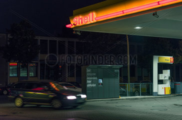 Berlin  Deutschland  ein Amazon Locker an einer Shell-Tankstelle