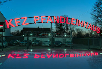 Berlin  Deutschland  Falkenseer Damm  beleuchteter Schriftzug KFZ Pfandleihhaus