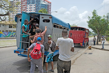Santiago de Cuba  Kuba  Passagiere steigen in einen privaten LKW-Bus ein