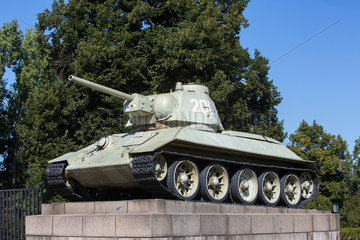 Berlin  Deutschland  T-34/76-Panzer flankiert am Sowjetische Ehrenmal im Tiergarten