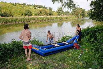 Luenen  Deutschland  Jugendliche bei einer Schlauchbootfahrt an der Lippe