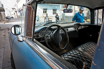 Havanna  Kuba  ein altes amerikanisches Auto in Havanna Centro