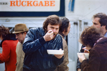 Berlin  DDR  Menschen essen Gulaschsuppe im Stehen