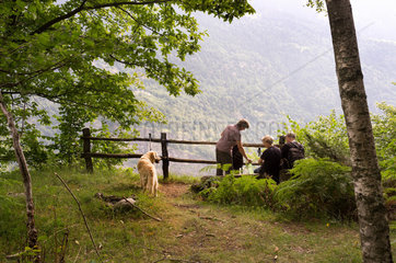 Corzoneso  Schweiz  Wanderer bei einer Pause im Bleniotal