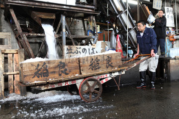 Tokio  Japan  ein Mann holt sich Crushed-Eis auf dem Tsukiji-Fischmarkt