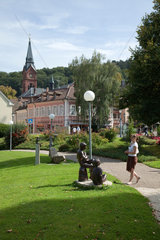 Badenweiler  Deutschland  eine Frau betrachtet eine Skulptur im Kurgarten