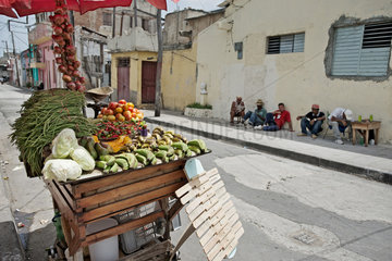 Santiago de Cuba  Kuba  fahrbarer privater Verkaufsstand fuer Obst und Gemuese