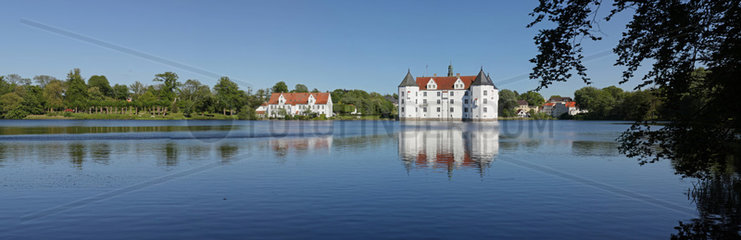 Gluecksburg  Deutschland  das Schloss Gluecksburg an der Flensburger Foerde