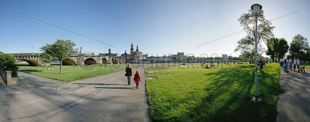 Dresden  Deutschland  Blick von der Neustadt auf Augustusbruecke  Elbwiesen  Altstadt