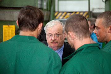 Dortmund  Deutschland  Minister Schneider mit Auszubildenden bei der Maschinenfabrik Voelkmann