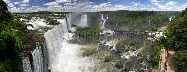 Foz do Iguacu  Brasilien  Panoramablick ueber die Iguazu-Wasserfaelle