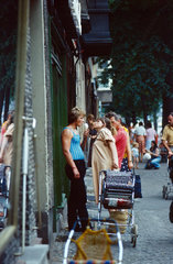Berlin  DDR  Menschen auf der Strasse