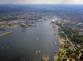 Kiel  Deutschland  Luftbild der Kieler Foerde mit der Werftanlage