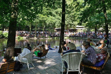 Berlin  Deutschland  Besucher des Cafes am Neuen See in Berlin-Tiergarten