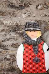 Tallinn  Estland  Holzpuppe mit Schal und Muetze vor einem Modegeschaeft