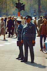 Berlin  DDR  Polizisten auf der Strasse