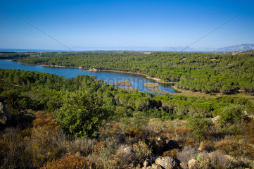 Orosei  Italien  Blick auf den Lagunensee Stagno Sa Curcurica im Naturpark Biderosa