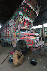 Islamabad  Pakistan  Mann wechselt an einem LKW die Bremsen aus