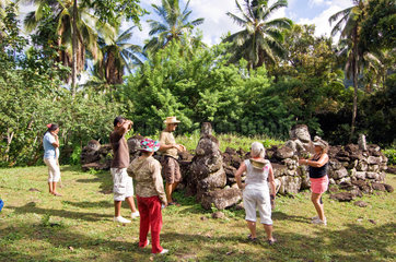 Taipivai  Franzoesisch-Polynesien  Reisegruppe bei der Ausgrabungsstaette Paeke