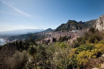Taormina  Italien  Blick ueber die Stadt am Monte Tauro