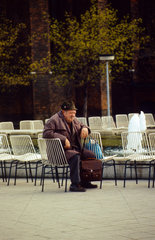 Berlin  DDR  Senior sitzt in einem Park auf einem Stuhl