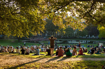 Berlin  Deutschland  Menschen im Weinbergspark