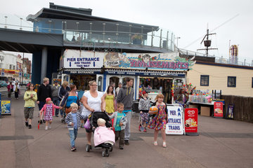 Southend  Grossbritannien  Besucher am Pier