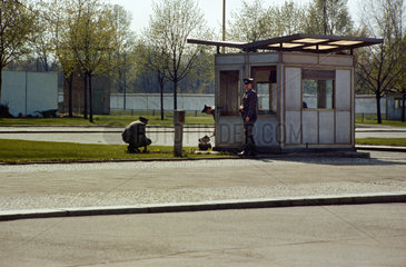 Berlin  DDR  Grenzsoldaten der NVA am Grenzkontrollpunkt Brandenburger Tor