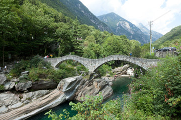 Lavertezzo  Schweiz  die Verzasca mit der Ponte dei Salti