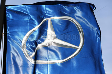 Hannover  Deutschland  Mercedes-Stern auf einer blauen Fahne