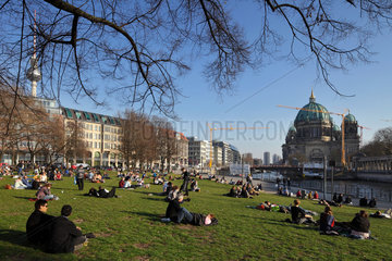 Berlin  Deutschland  junge Leute sitzen im Fruehjahr auf dem Rasen