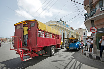 Santiago de Cuba  Kuba  ein voll besetzter  privater LKW-Bus