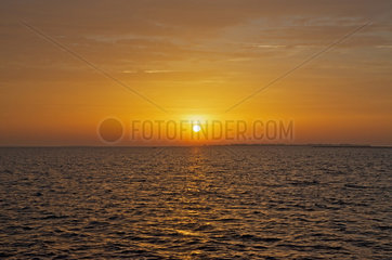 Lyoe  Daenemark  Sonnenuntergang in der daenischen Suedsee vor der Insel Lyoe
