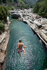 Lavertezzo  Schweiz  ein Junge springt von der Ponte dei Salti in die Verzasca