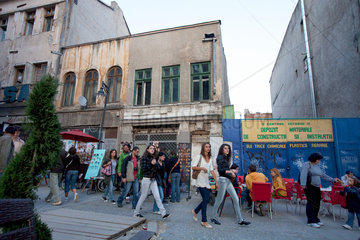 Bukarest  Rumaenien  junges Publikum flaniert durch eine Fussgaengerzone in der Altstadt