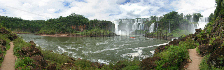 Puerto Iguazu  Brasilien  Panoramablick ueber die Iguazu-Wasserfaelle
