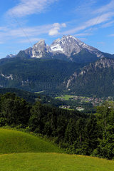 Berchtesgaden  Deutschland  Blick ueber das Berchtesgadener Tal zum Watzmann Bergmassiv