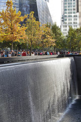 New York City  USA  Besucher an einem Wasserbassin des 9/11 Memorials