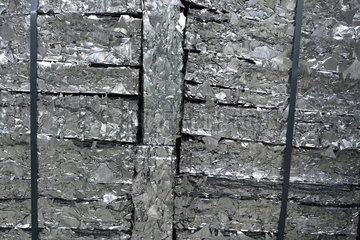 Hermsdorf  Deutschland  gepresste Aluminiumreste in Paletten