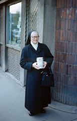 Berlin  DDR  Ordensschwester mit Sammelbuechse im Portrait