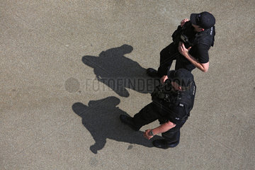 Ascot  Grossbritannien  Polizisten laufen eine Strasse entlang