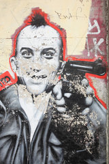 Berlin  Deutschland  Graffiti eines Mannes mit Irokesen-Haarschnitt und Pistole