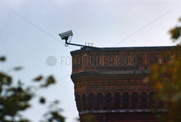 Berlin  DDR  Ueberwachungskamera an der Fassade des Roten Rathauses