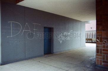 Berlin  DDR  DAF- und Stranglers-Schriftzug auf einer Hauswand