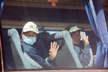 Ben Gardane  Tunesien  Fluechtlinge im Bustransport zum Flughafen Djerba