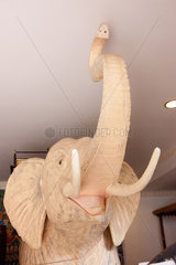 Phnom Penh  Kambodscha  Elefantenfigur im Museum des Koenigspalastes