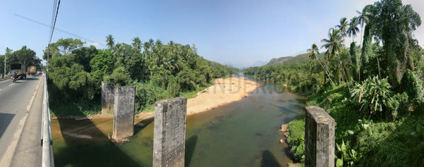 Kitulgala  Sri Lanka  der Fluss Kelani  Drehort des Films -Die Bruecke am Kwai-