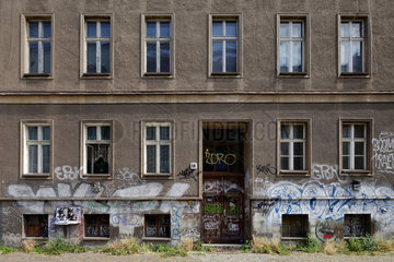 Berlin  Deutschland  unsanierte und mit Graffiti bespruehte Fassade eines Altbaus