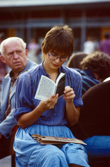 Berlin  DDR  eine Frau liest in einem Buch