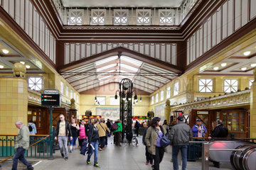 Berlin  Deutschland  Passanten in der Eingangshalle zur U-Bahnstation Wittenbergplatz